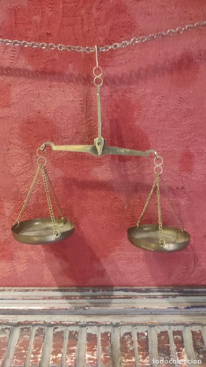 Antig&uuml;edades: Peque&ntilde;a balanza de laton. - Foto 2