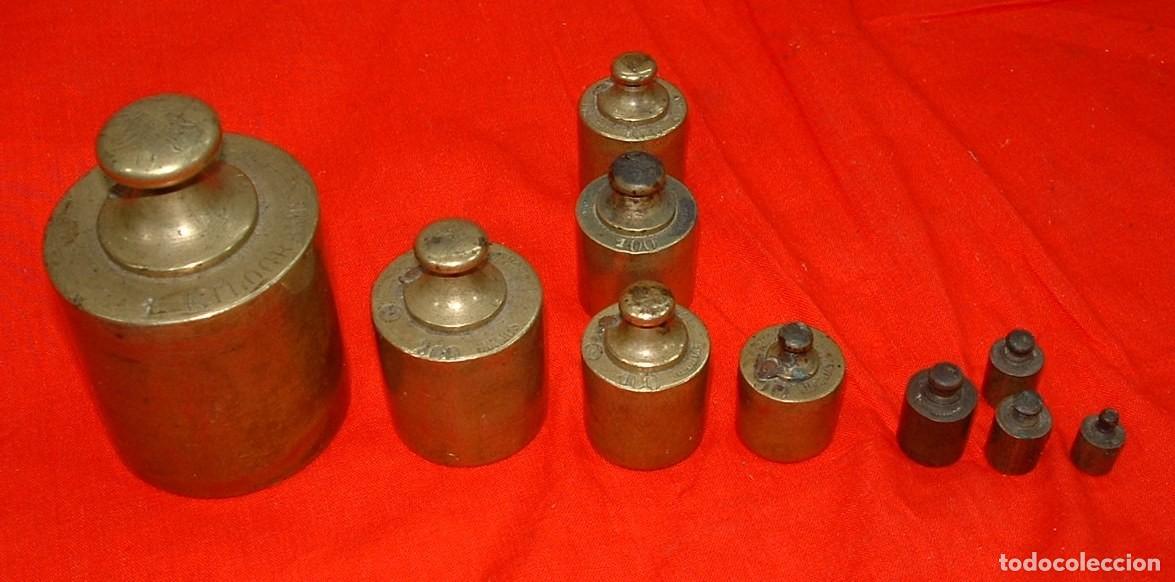 Antig&uuml;edades: DIVERSAS PESAS DE LATON CON SOLERA - Foto 1