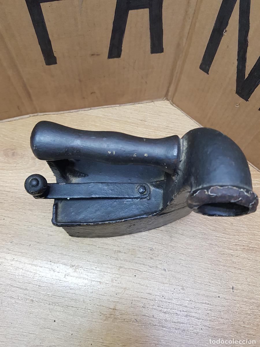 Antig&uuml;edades: ANTIGUA PLANCHA A CARBON - Foto 2