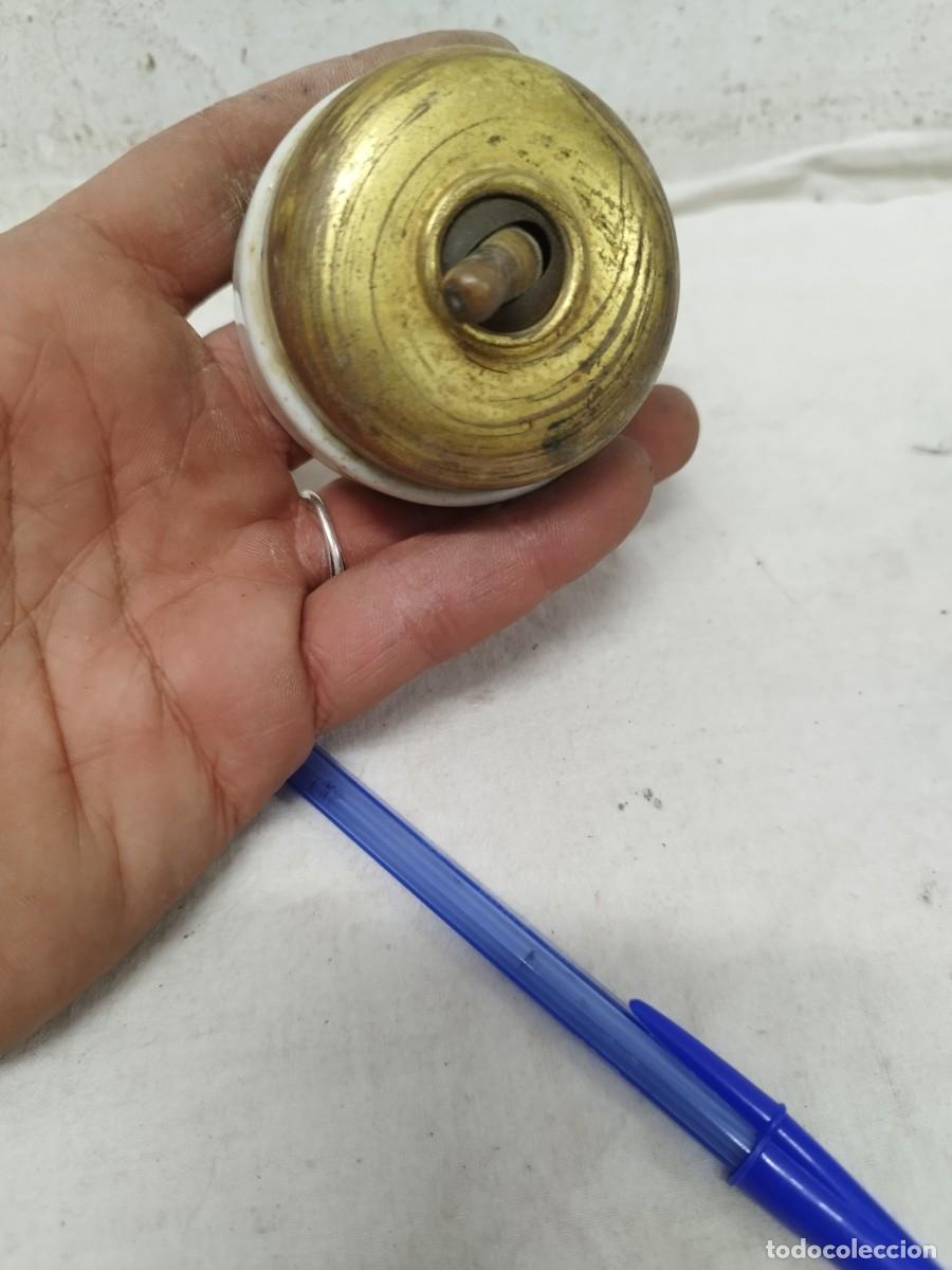 Antig&uuml;edades: Antiguo interruptor de luz,en cer&aacute;mica y lat&oacute;n. - Foto 1