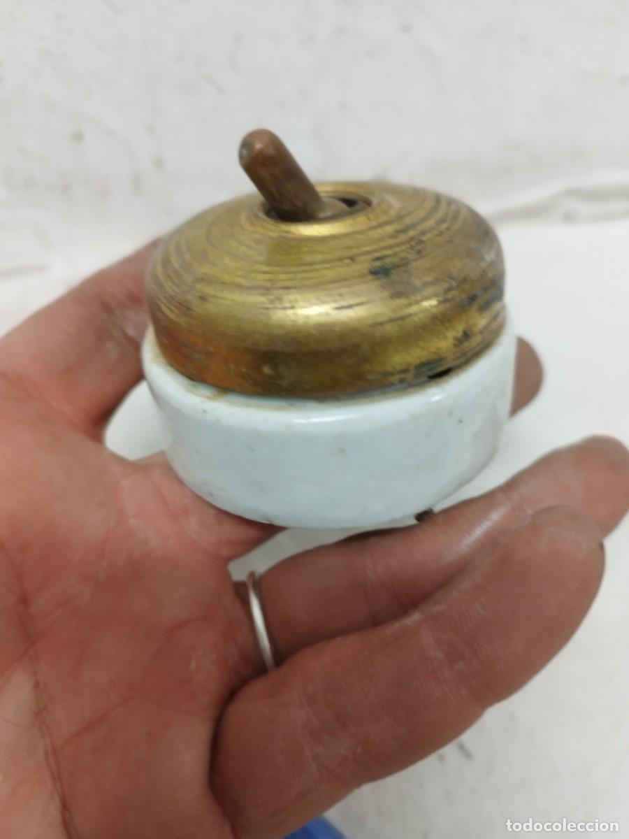 Antig&uuml;edades: Antiguo interruptor de luz,en cer&aacute;mica y lat&oacute;n. - Foto 3