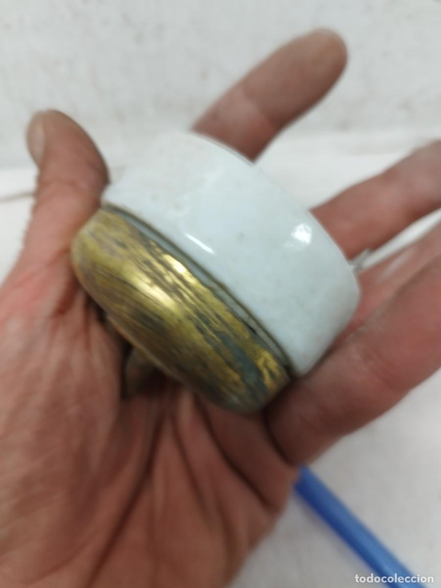Antig&uuml;edades: Antiguo interruptor de luz,en cer&aacute;mica y lat&oacute;n. - Foto 4
