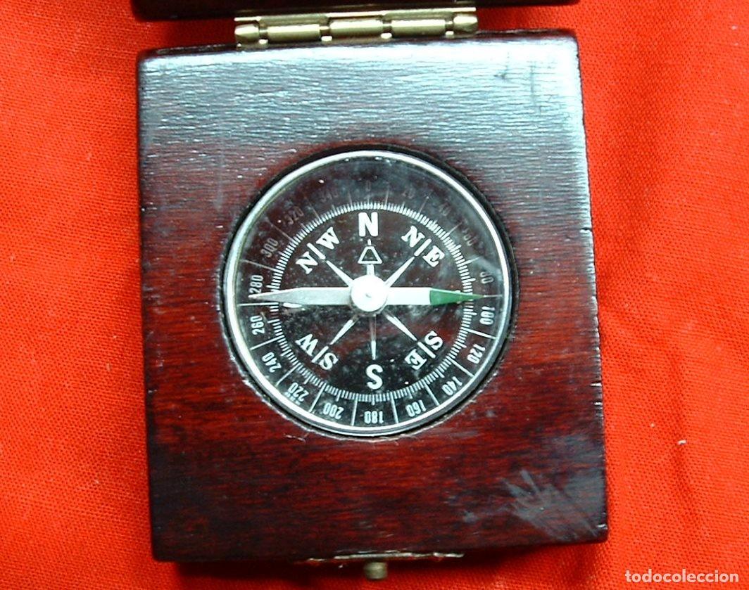 Antig&uuml;edades: BRUJULA SENCILLA EN CAJA DE MADERA - Foto 2