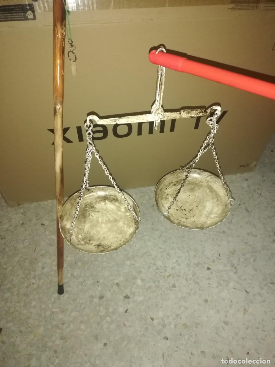 Antig&uuml;edades: Bascula de dos platos antigua - Foto 1
