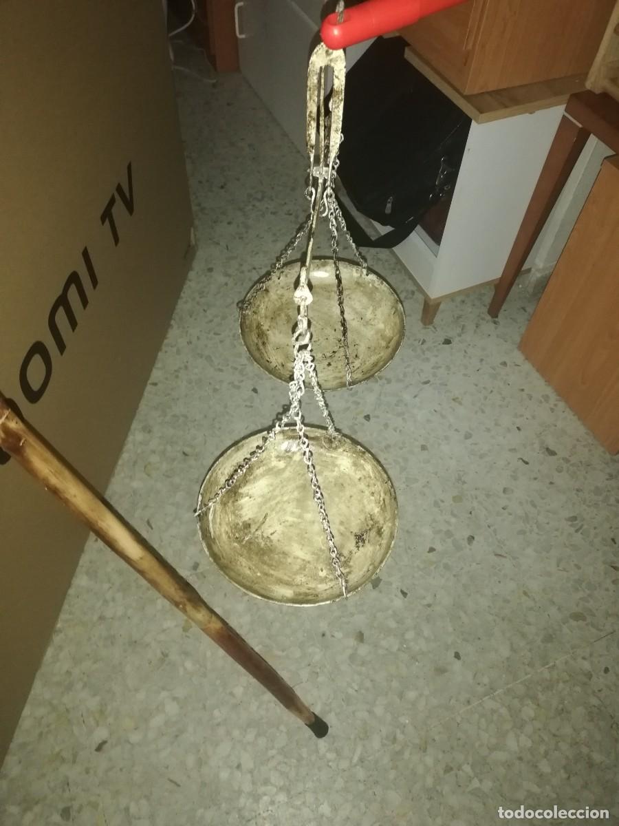 Antig&uuml;edades: Bascula de dos platos antigua - Foto 3