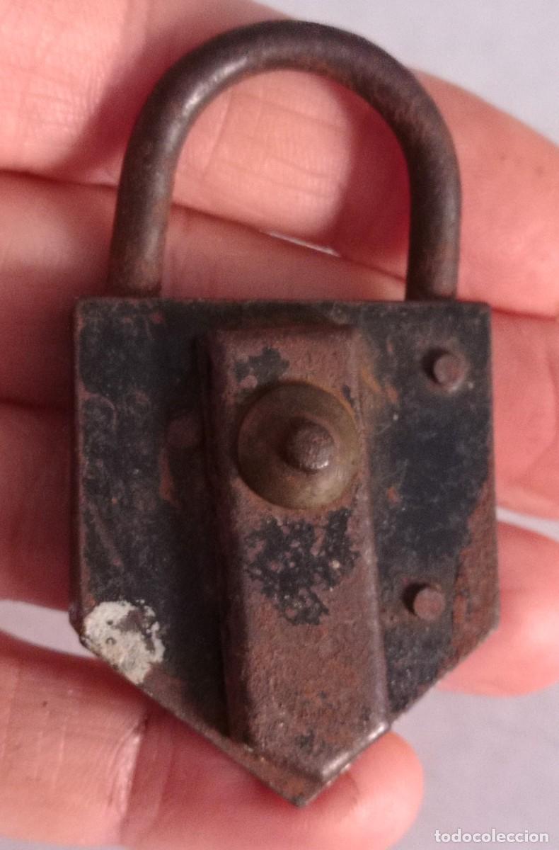 Antig&uuml;edades: ANTIGUO CANDADO de metal sin llaves - Foto 1