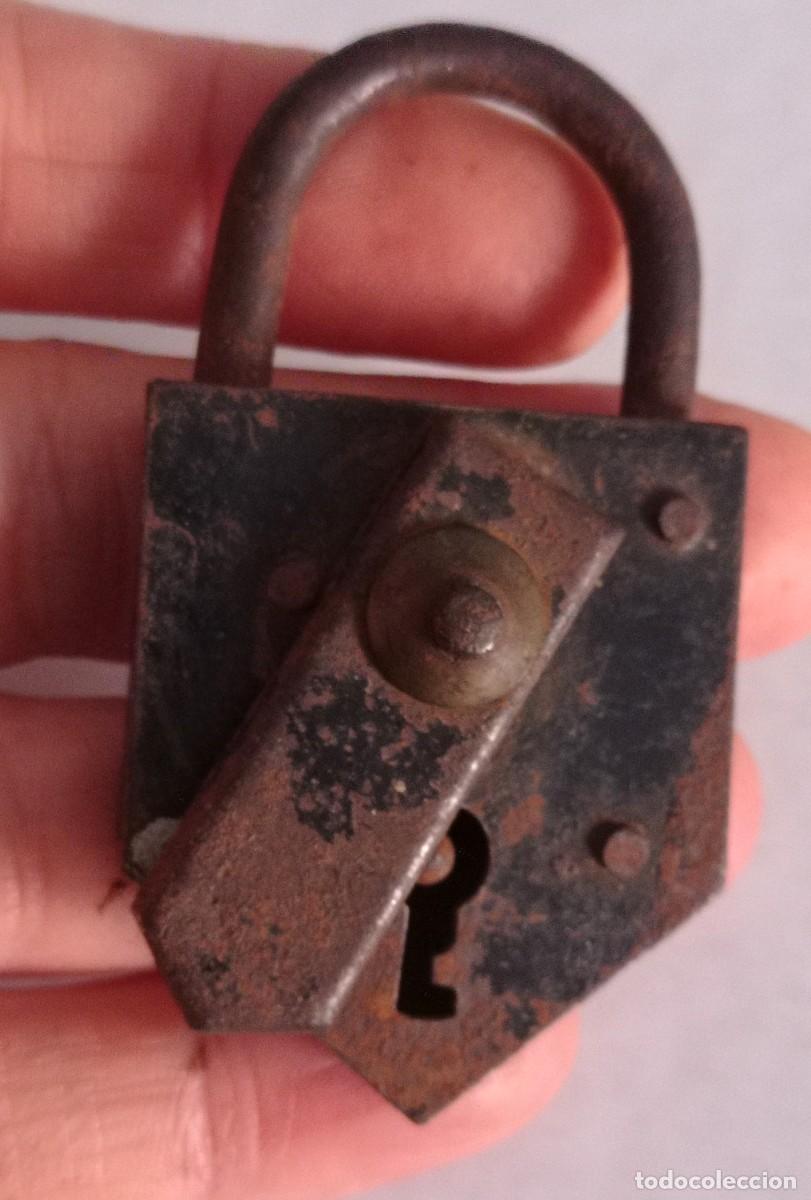 Antig&uuml;edades: ANTIGUO CANDADO de metal sin llaves - Foto 2