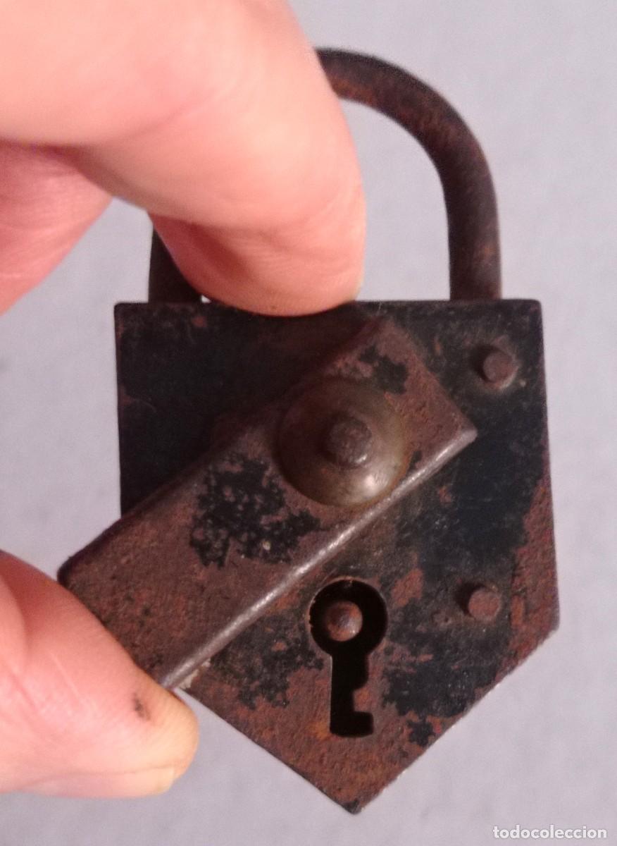 Antig&uuml;edades: ANTIGUO CANDADO de metal sin llaves - Foto 3