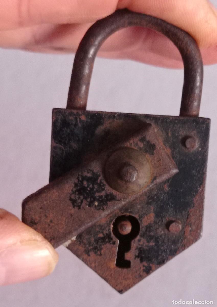 Antig&uuml;edades: ANTIGUO CANDADO de metal sin llaves - Foto 6