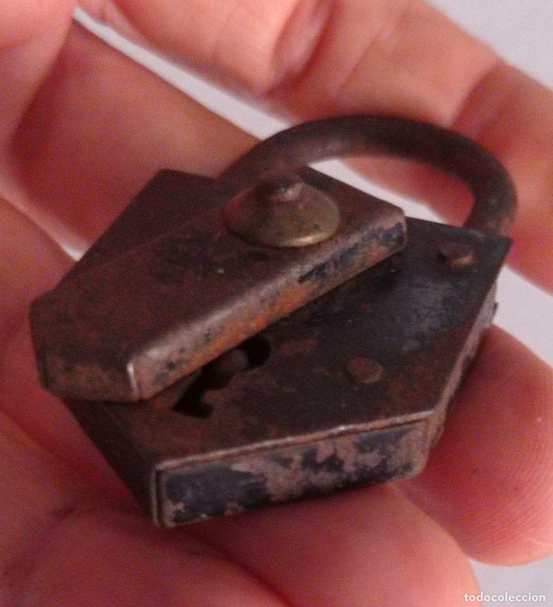 Antig&uuml;edades: ANTIGUO CANDADO de metal sin llaves - Foto 7