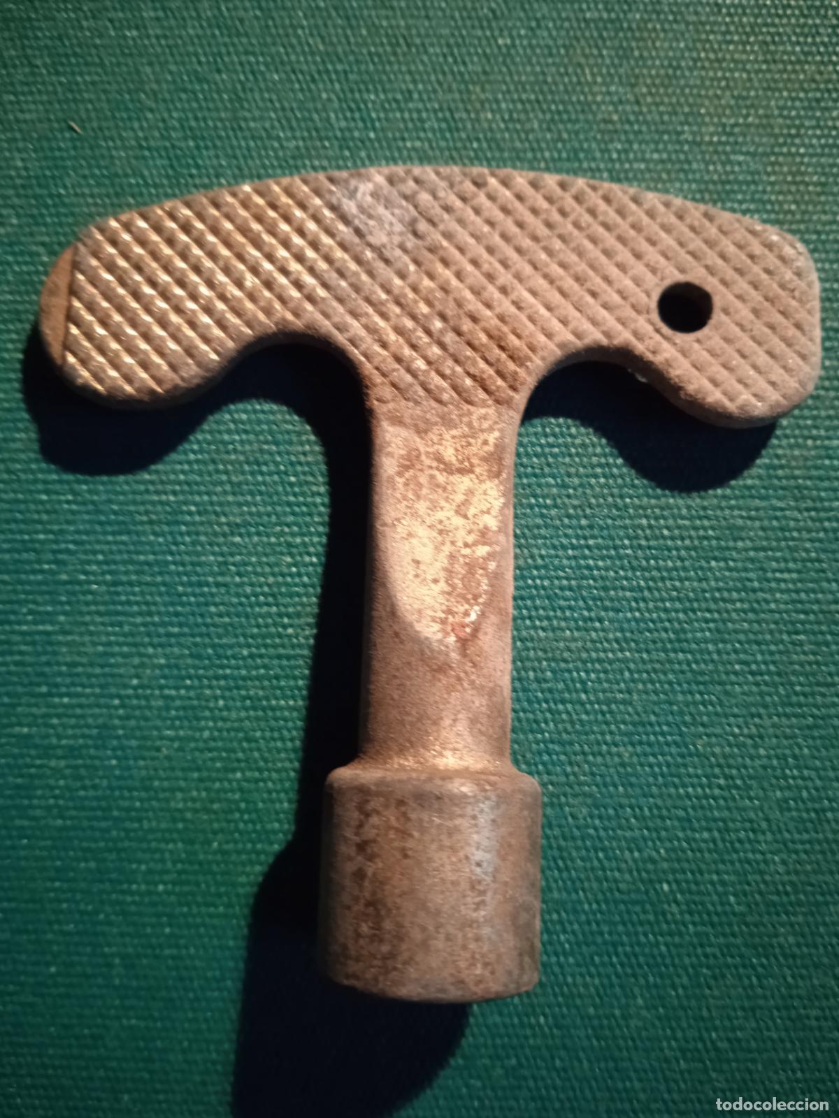 Antig&uuml;edades: LLAVE CON FORMA TRIANGULAR EN LA ENTRADA - Foto 2