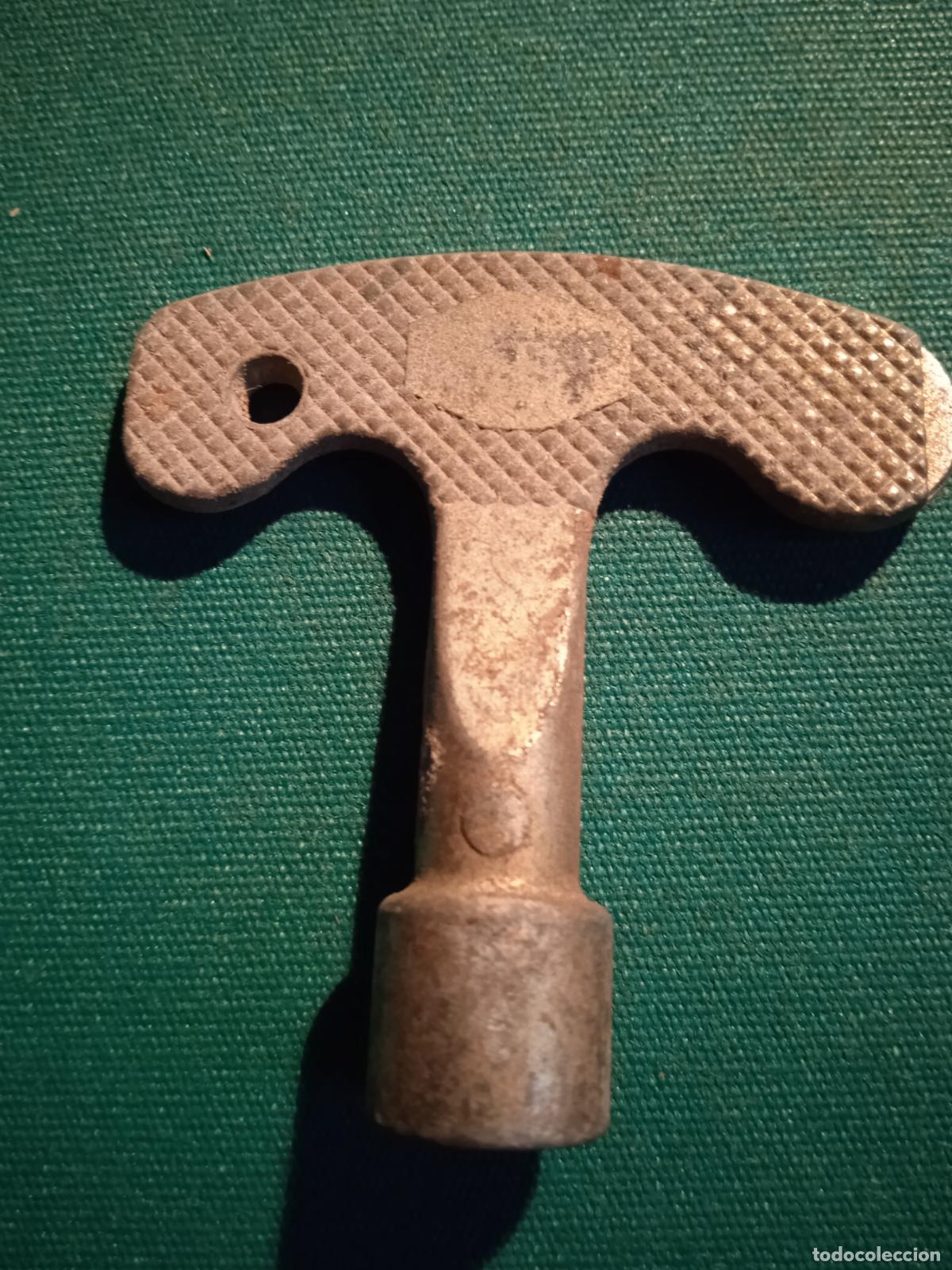 Antig&uuml;edades: LLAVE CON FORMA TRIANGULAR EN LA ENTRADA - Foto 1