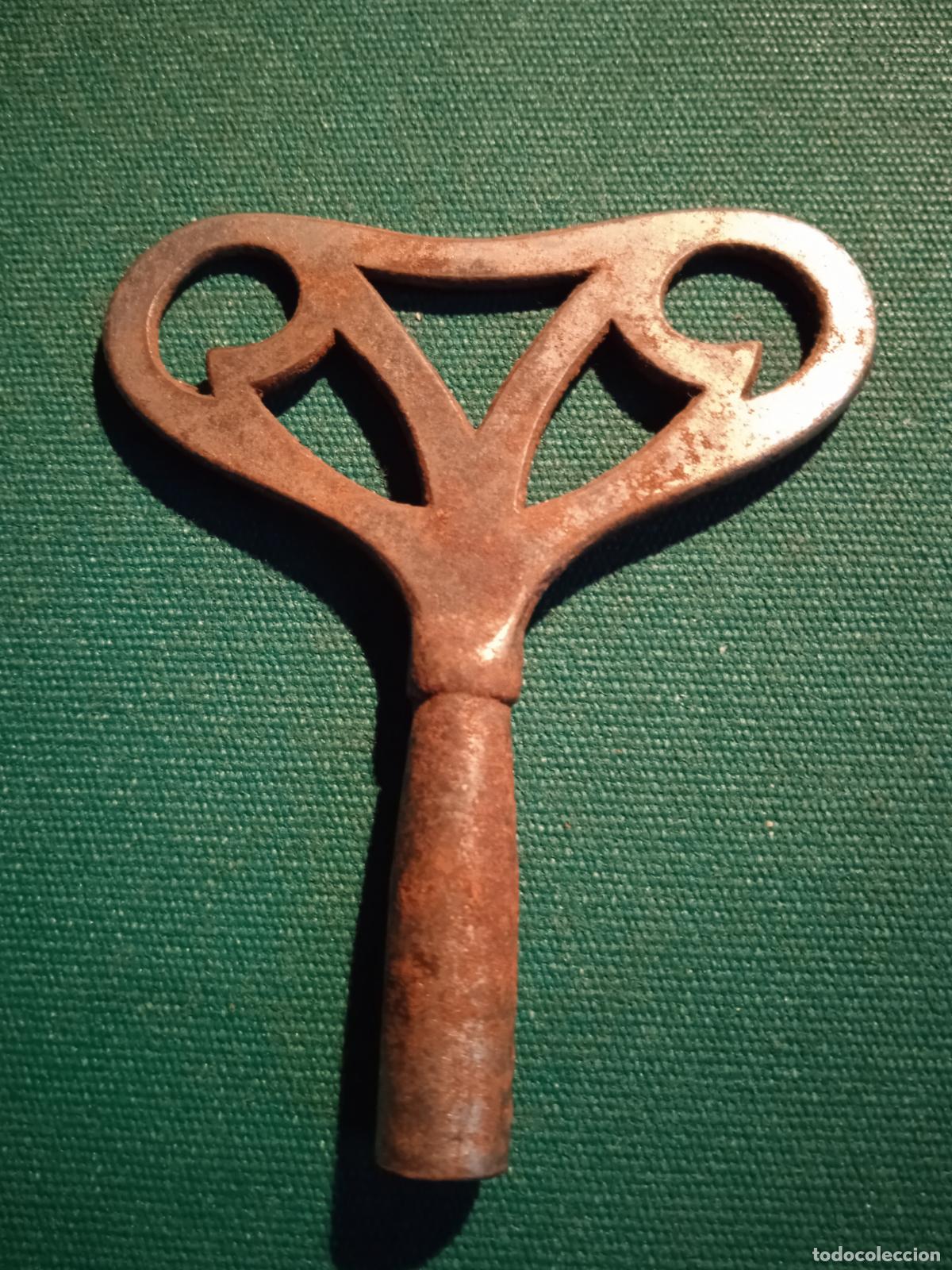 Antig&uuml;edades: LLAVE CON FORMA CUADRADA EN LA ENTRADA - Foto 1