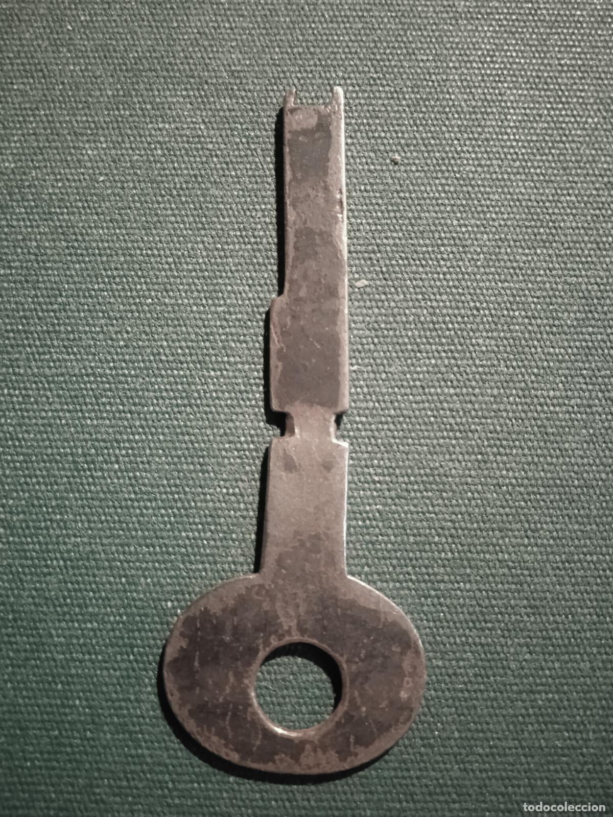 Antig&uuml;edades: CURIOSA LLAVE PLANA - 7 cm. - Foto 2
