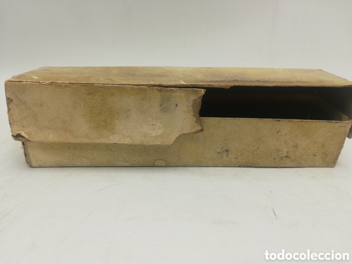 Antig&uuml;edades: Caja con cepillos de limpieza y aceitera. - Foto 1
