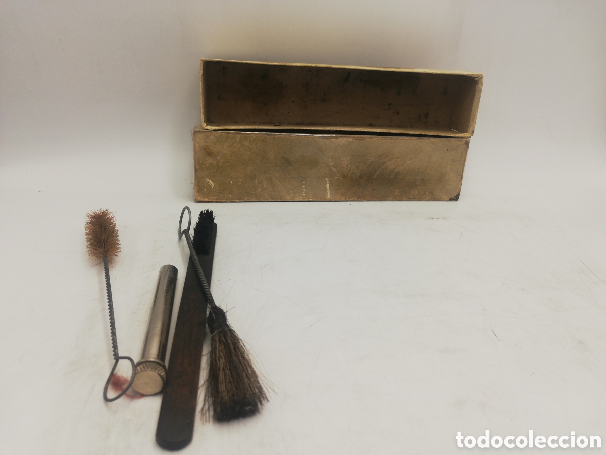 Antig&uuml;edades: Caja con cepillos de limpieza y aceitera. - Foto 2