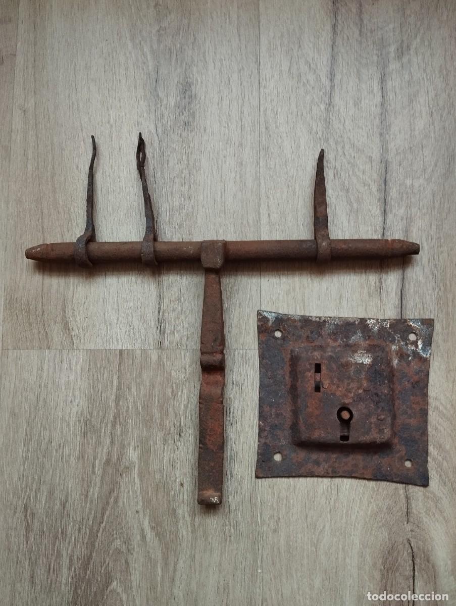 Antig&uuml;edades: antiguo cerrojo completo sin llave - Foto 1