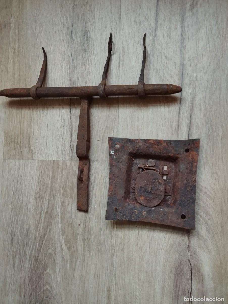 Antig&uuml;edades: antiguo cerrojo completo sin llave - Foto 2