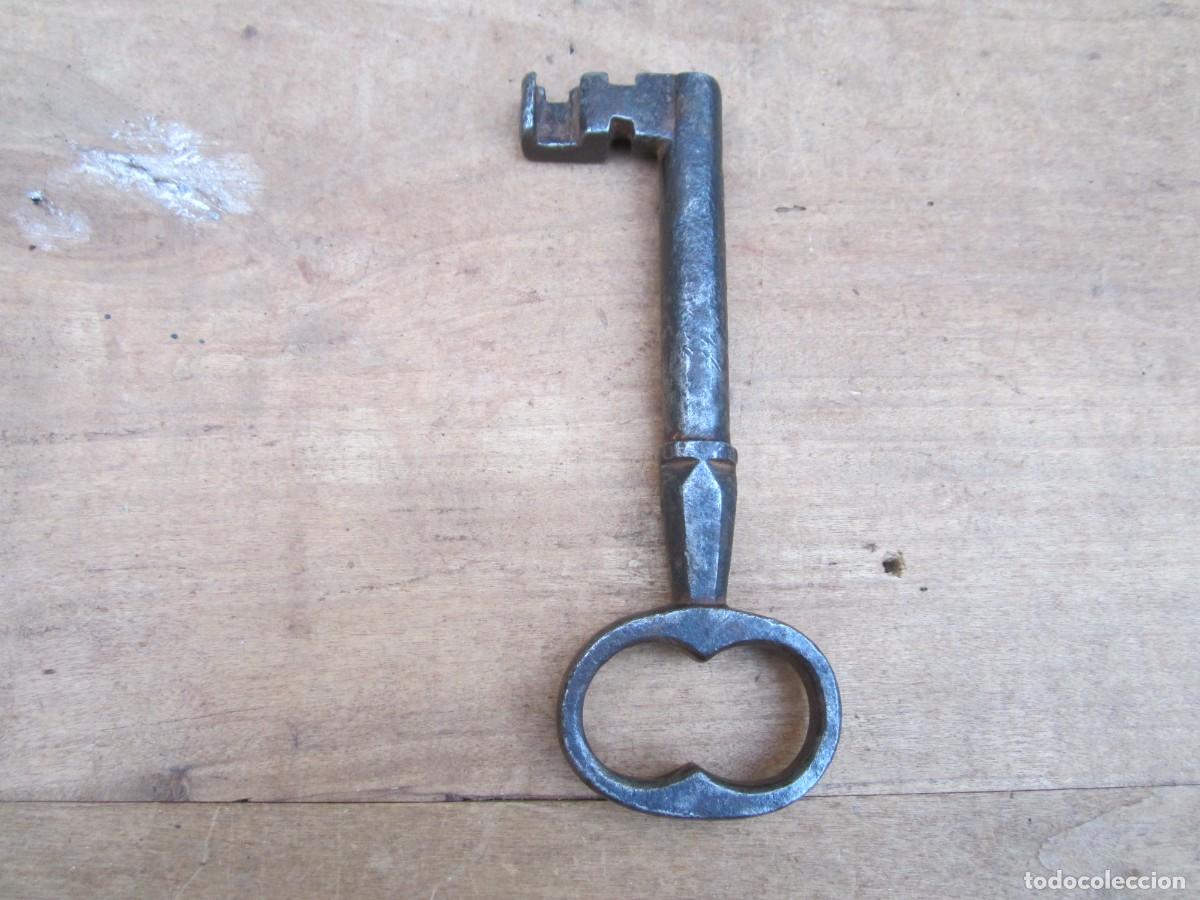 Antig&uuml;edades: Llave antigua grande, hueca, 16 cm. - Foto 1