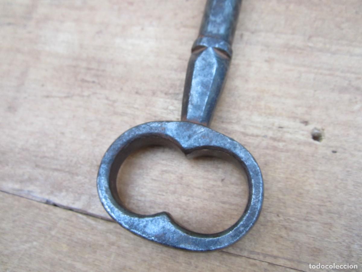 Antig&uuml;edades: Llave antigua grande, hueca, 16 cm. - Foto 2