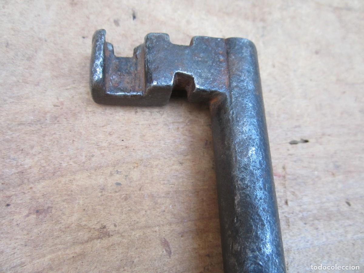 Antig&uuml;edades: Llave antigua grande, hueca, 16 cm. - Foto 3