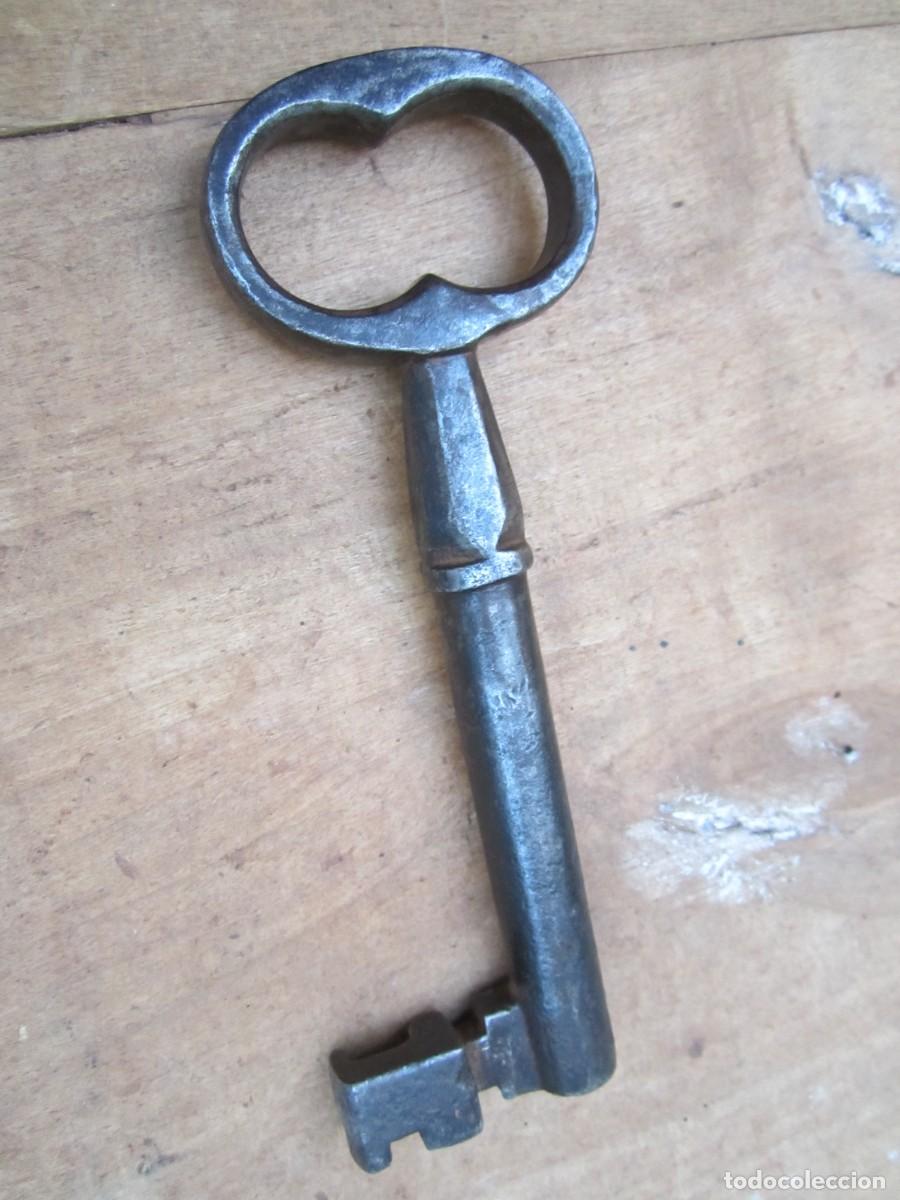 Antig&uuml;edades: Llave antigua grande, hueca, 16 cm. - Foto 4