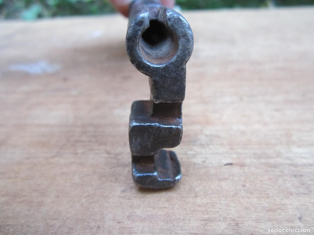 Antig&uuml;edades: Llave antigua grande, hueca, 16 cm. - Foto 6