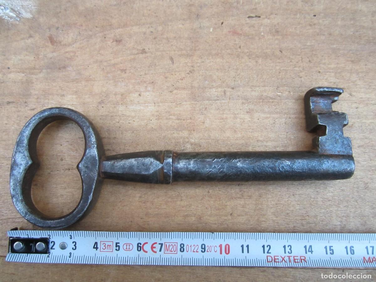 Antig&uuml;edades: Llave antigua grande, hueca, 16 cm. - Foto 7