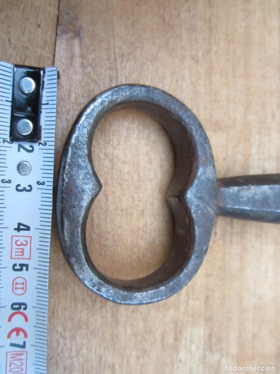 Antig&uuml;edades: Llave antigua grande, hueca, 16 cm. - Foto 8