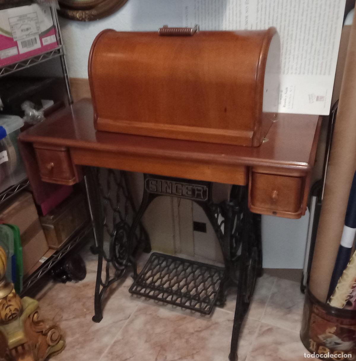 Antig&uuml;edades: M&aacute;quina de coser Singer. Restaurada con capucha y funciona. 1927. - Foto 23