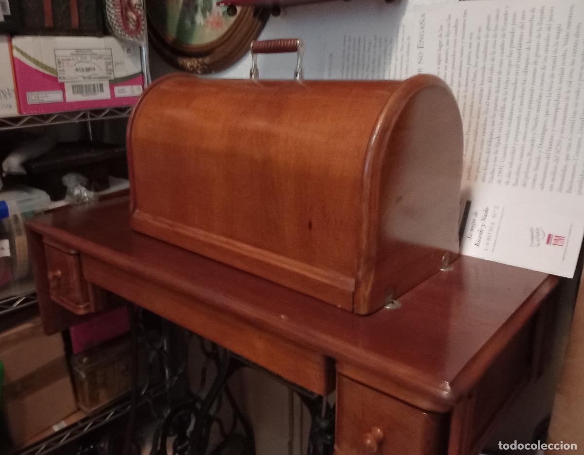 Antig&uuml;edades: M&aacute;quina de coser Singer. Restaurada con capucha y funciona. 1927. - Foto 24