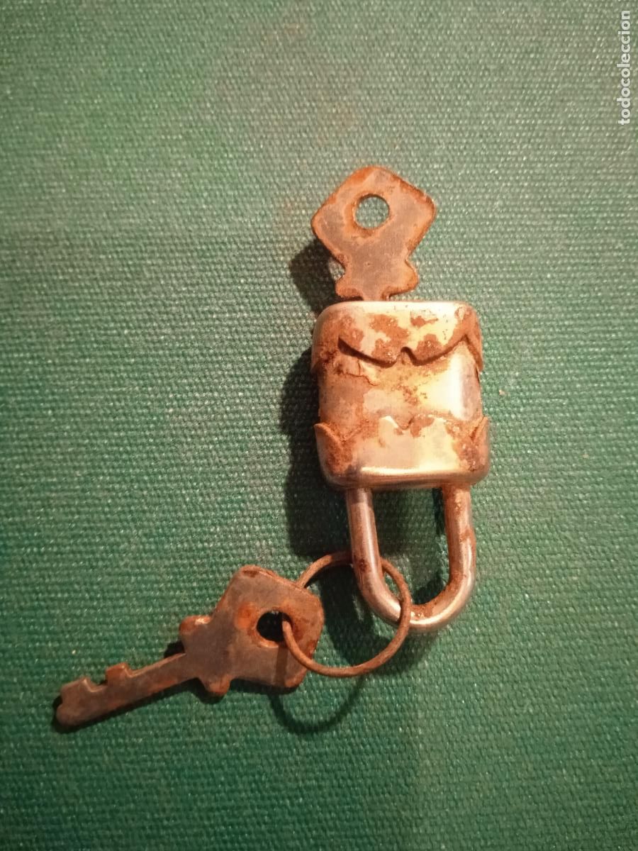 Antig&uuml;edades: DIMINUTO CANDADO CON DOS LLAVES - Foto 1