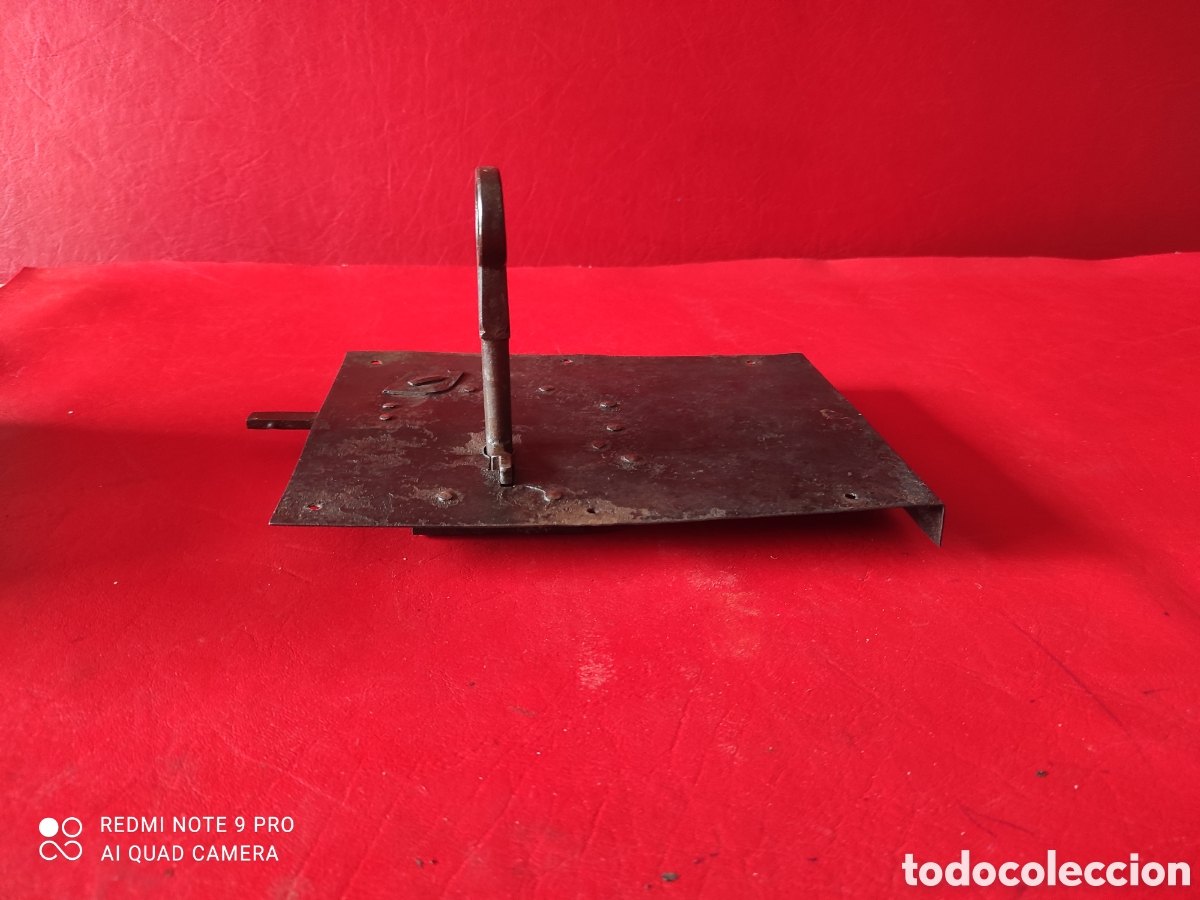 Antig&uuml;edades: Antigua cerradura con llave funcionando - Foto 2