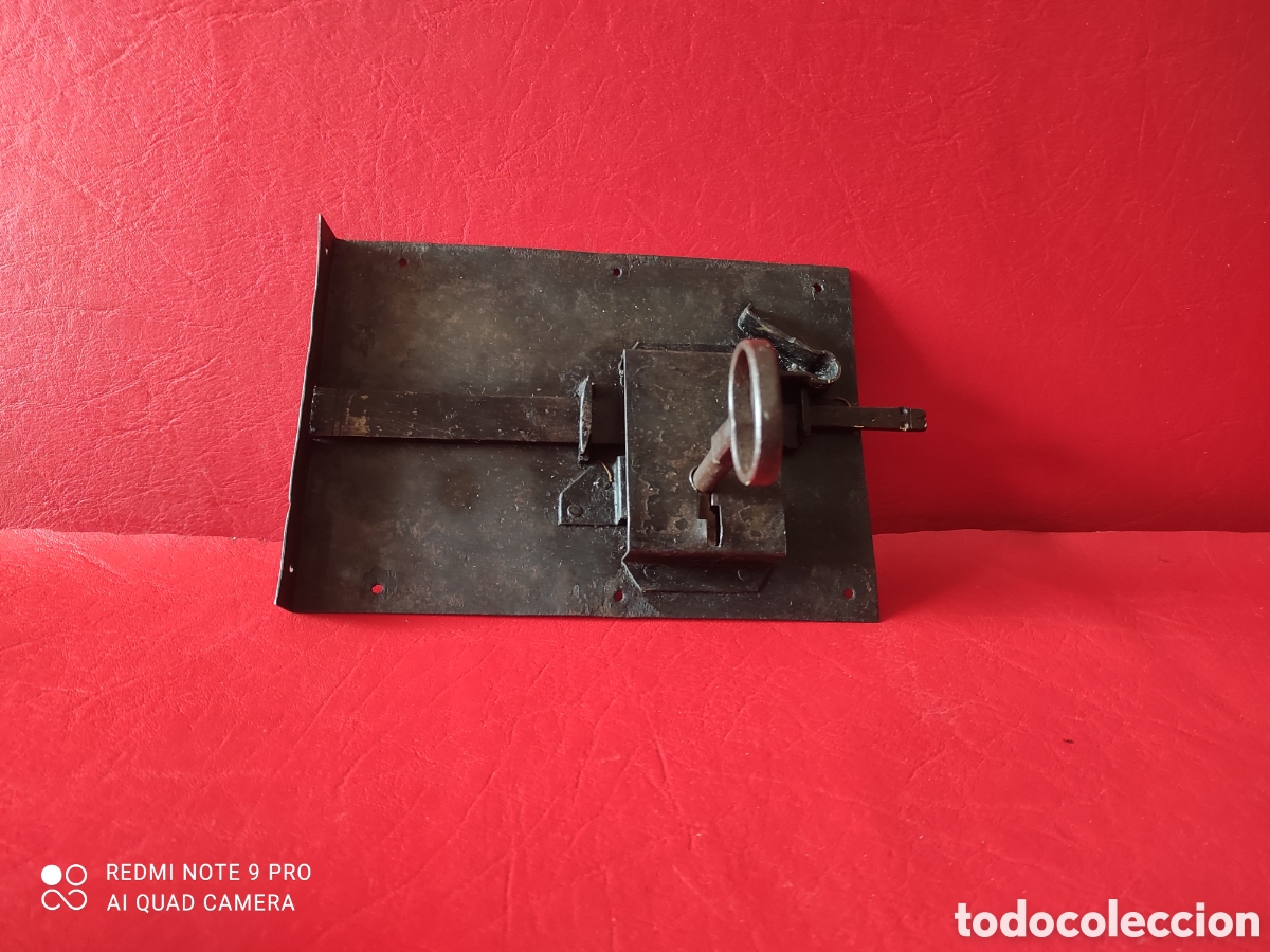 Antig&uuml;edades: Antigua cerradura con llave funcionando - Foto 3