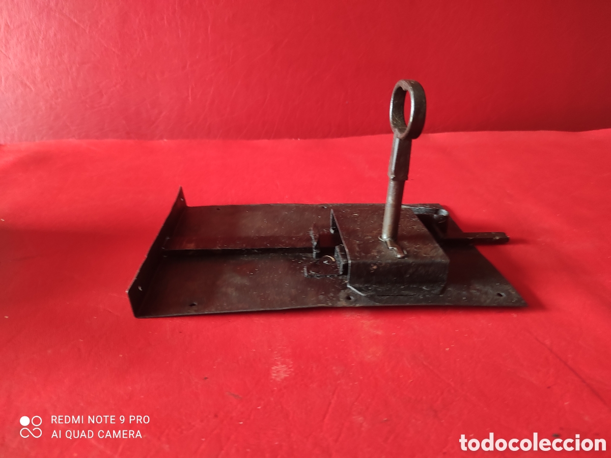 Antig&uuml;edades: Antigua cerradura con llave funcionando - Foto 1
