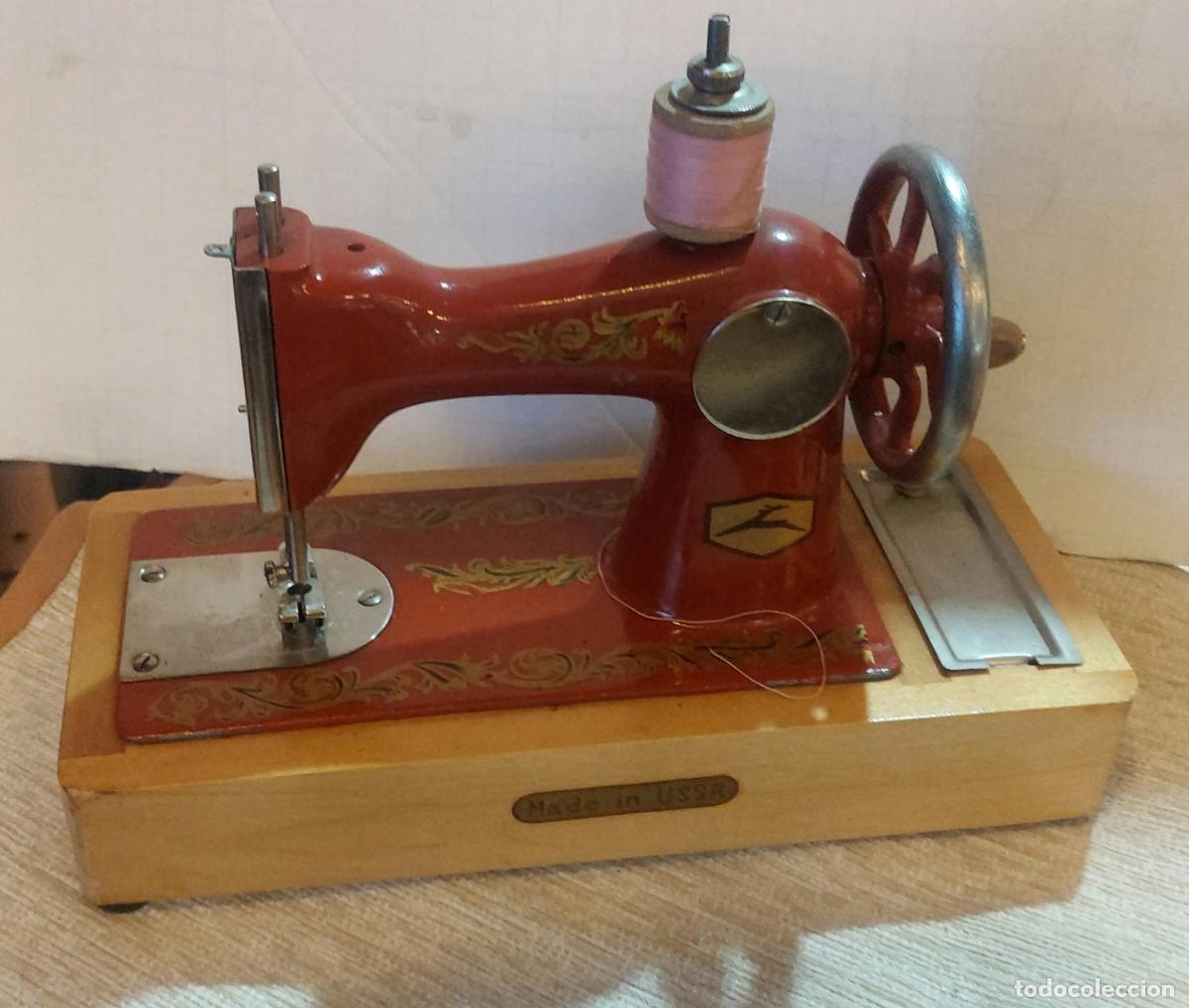 Antig&uuml;edades: Peque&ntilde;a m&aacute;quina de coser.Rusa - Foto 1