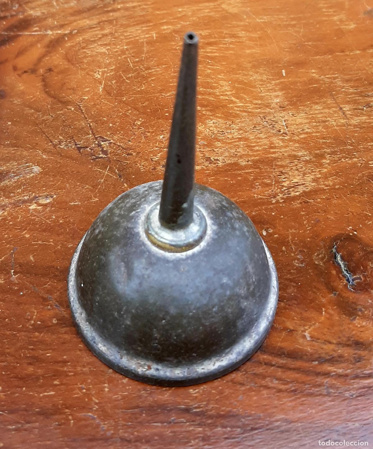 Antig&uuml;edades: aceitera antigua maquina coser - Foto 1