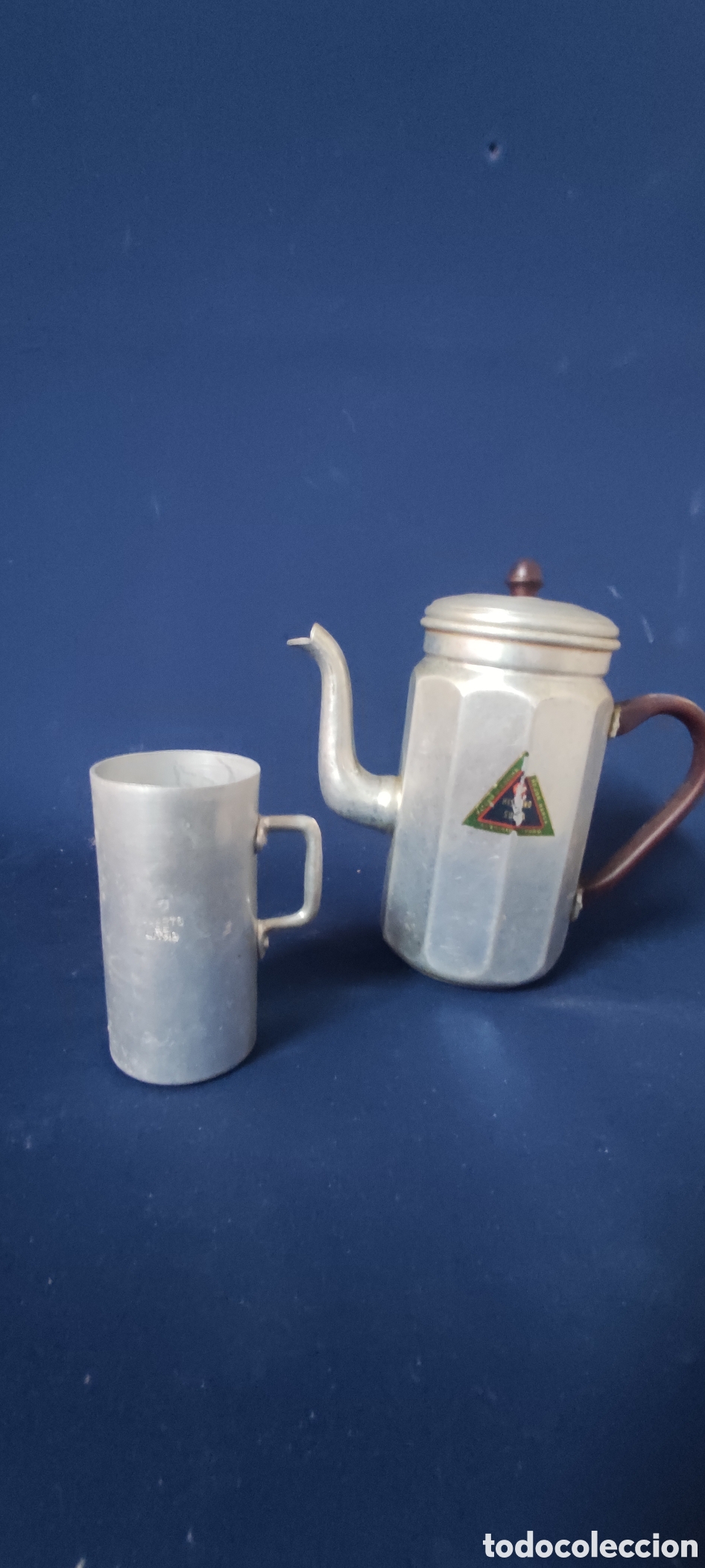 Antig&uuml;edades: Antigua cafetera y medida de aluminio - Foto 2
