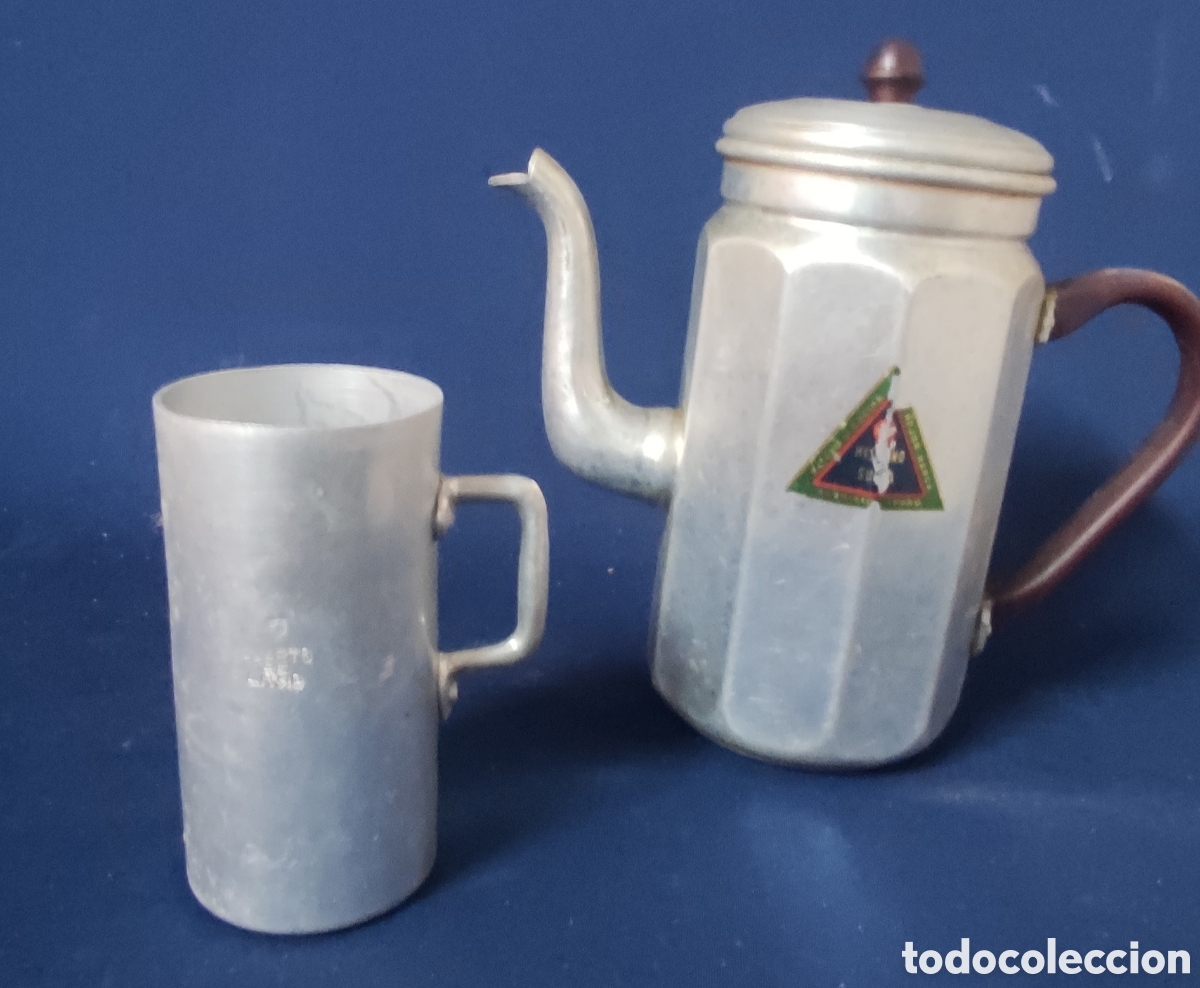Antig&uuml;edades: Antigua cafetera y medida de aluminio - Foto 1