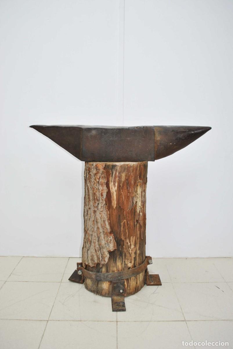 Antig&uuml;edades: YUNQUE DE HERRERO CON SOPORTE DE MADERA - Foto 1