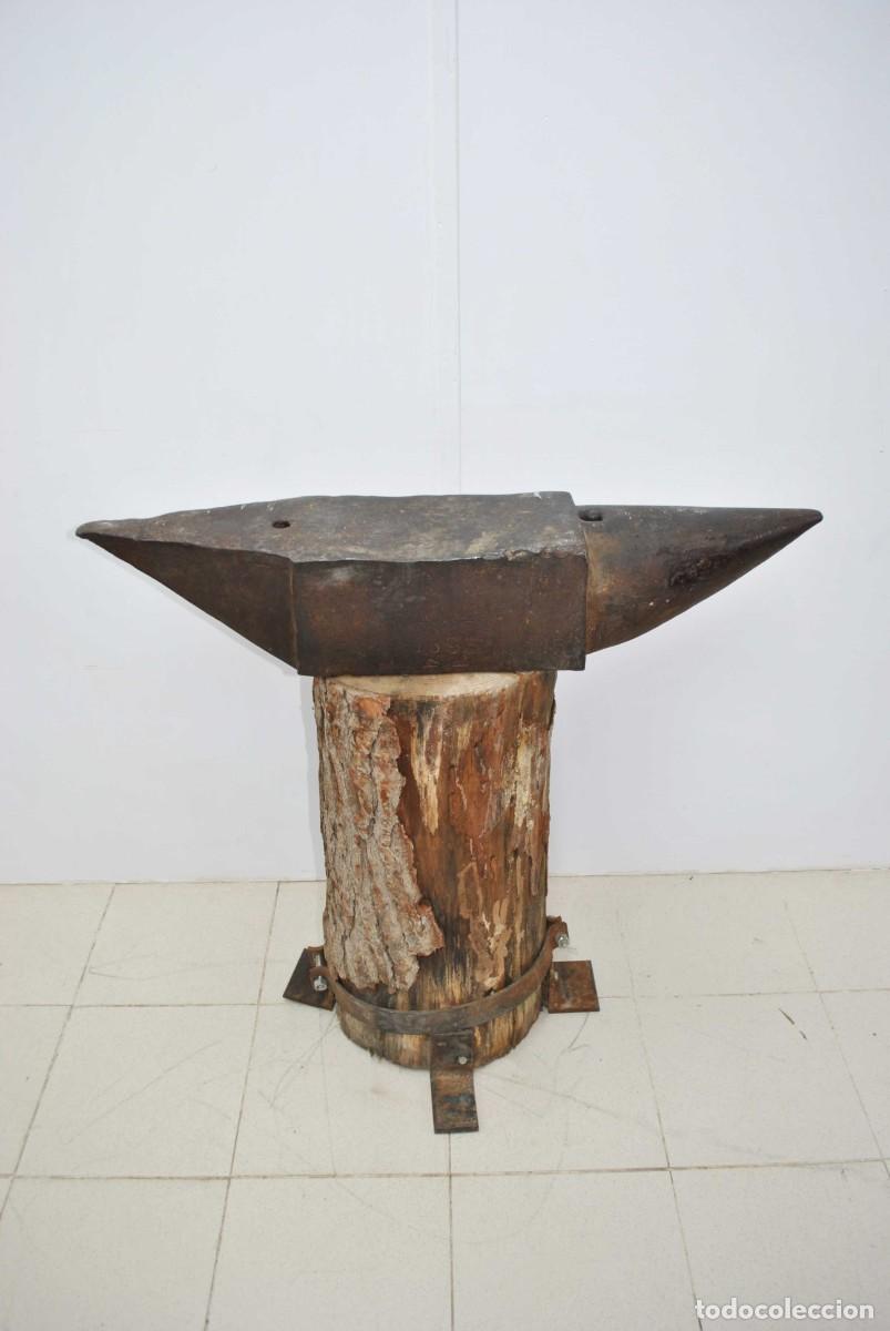Antig&uuml;edades: YUNQUE DE HERRERO CON SOPORTE DE MADERA - Foto 2