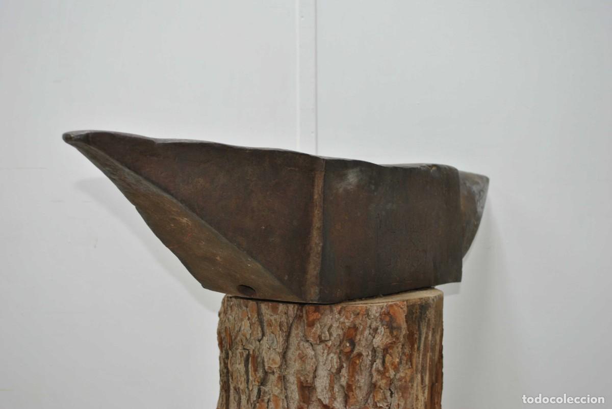 Antig&uuml;edades: YUNQUE DE HERRERO CON SOPORTE DE MADERA - Foto 3