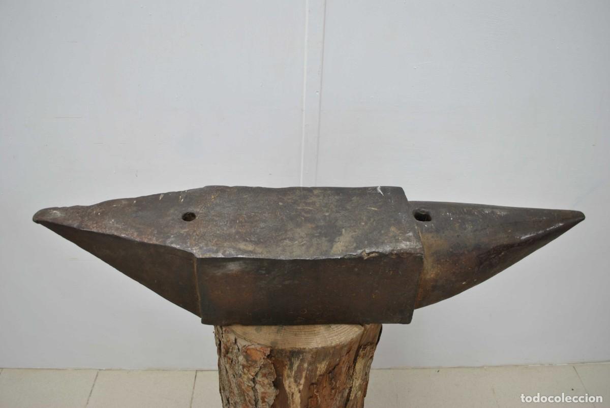 Antig&uuml;edades: YUNQUE DE HERRERO CON SOPORTE DE MADERA - Foto 4