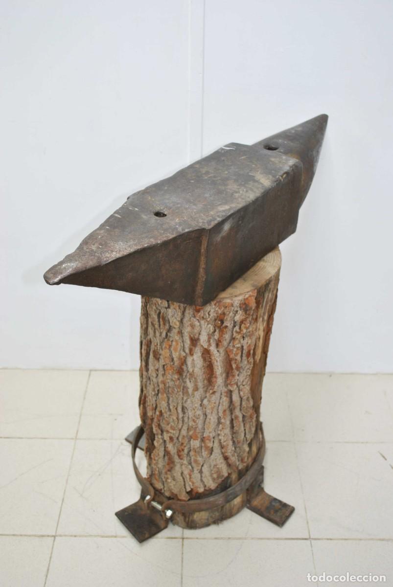 Antig&uuml;edades: YUNQUE DE HERRERO CON SOPORTE DE MADERA - Foto 5