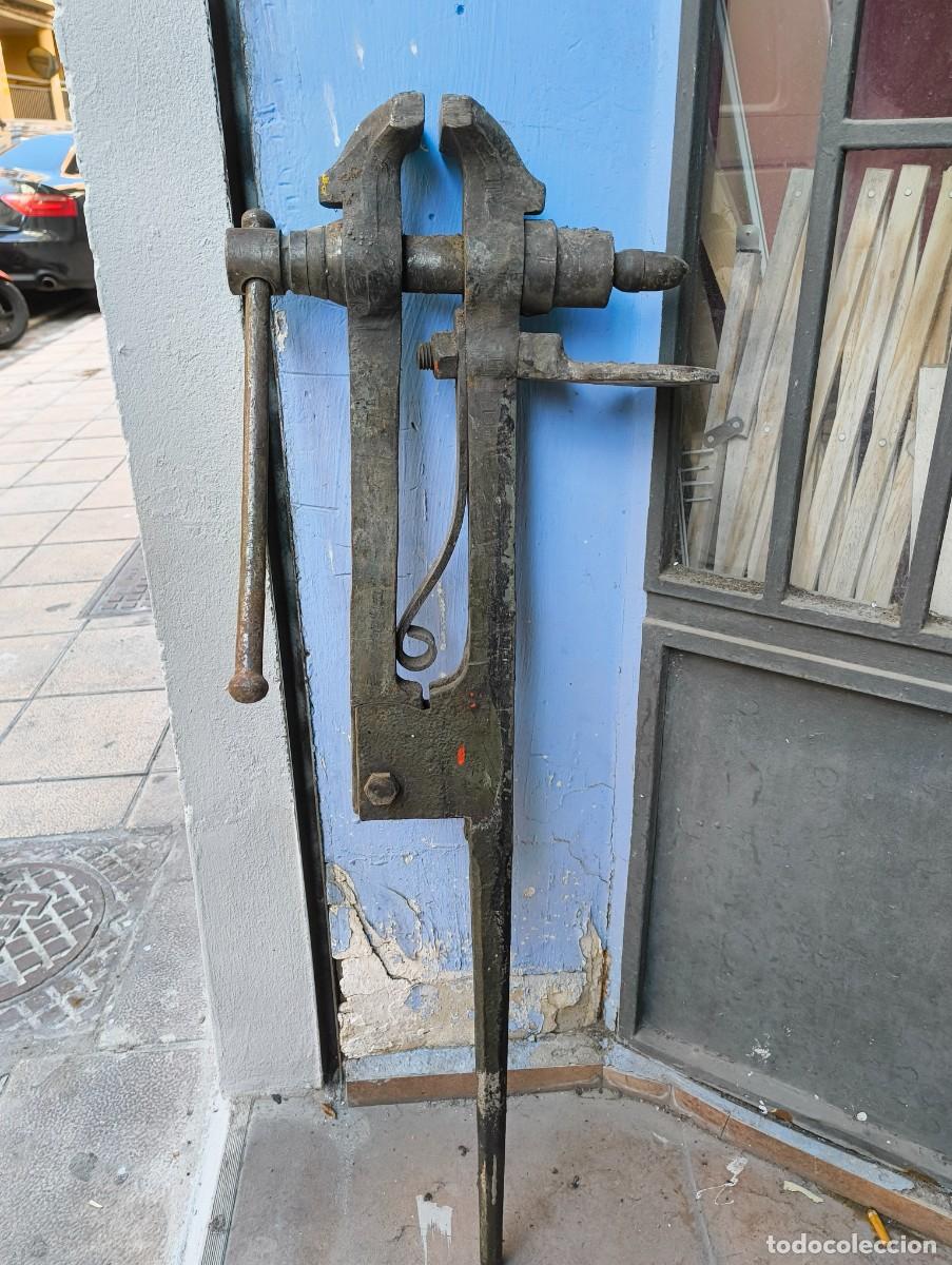 Antig&uuml;edades: Tornillo de herrero, herramienta - Foto 1