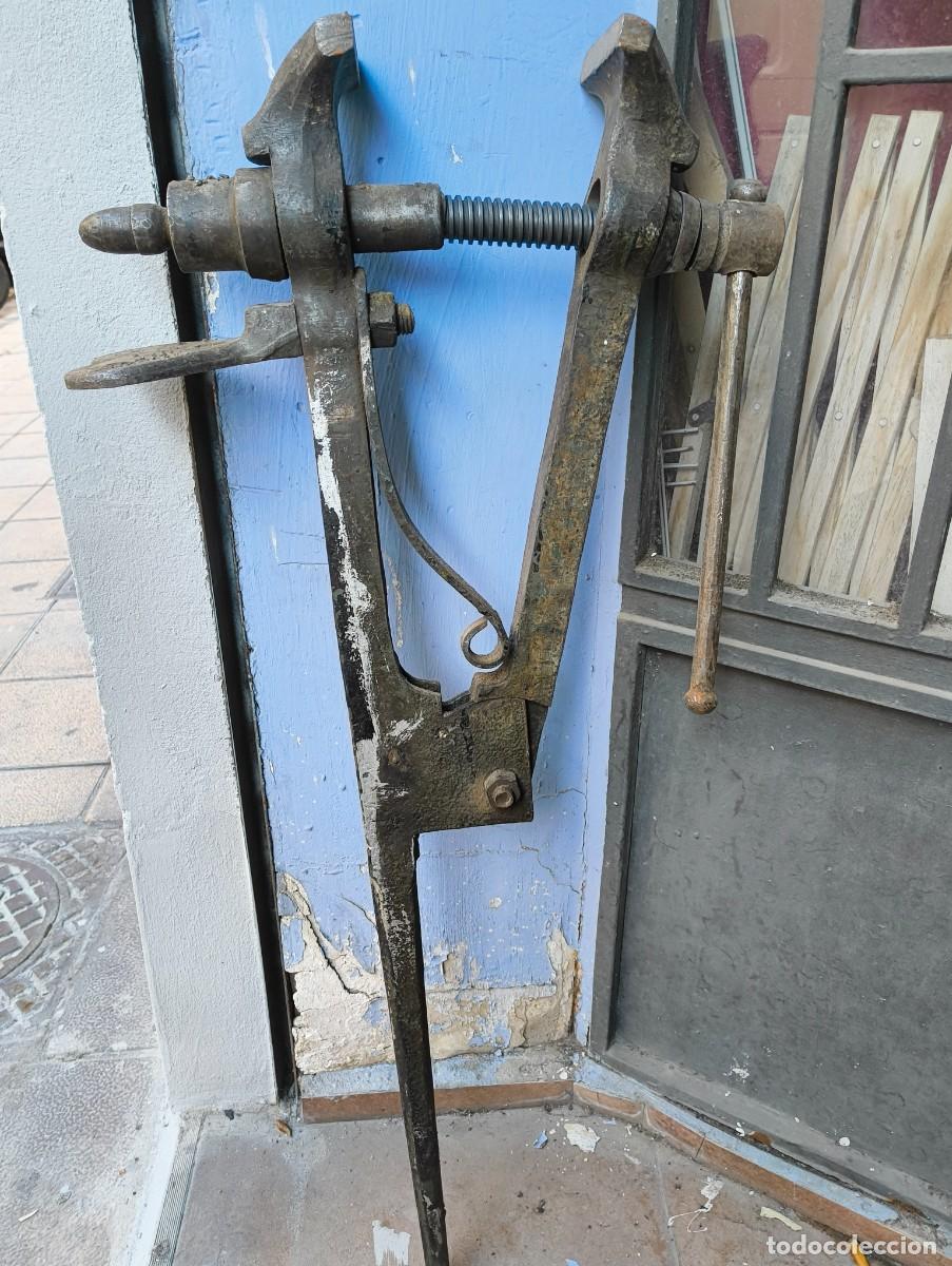 Antig&uuml;edades: Tornillo de herrero, herramienta - Foto 2