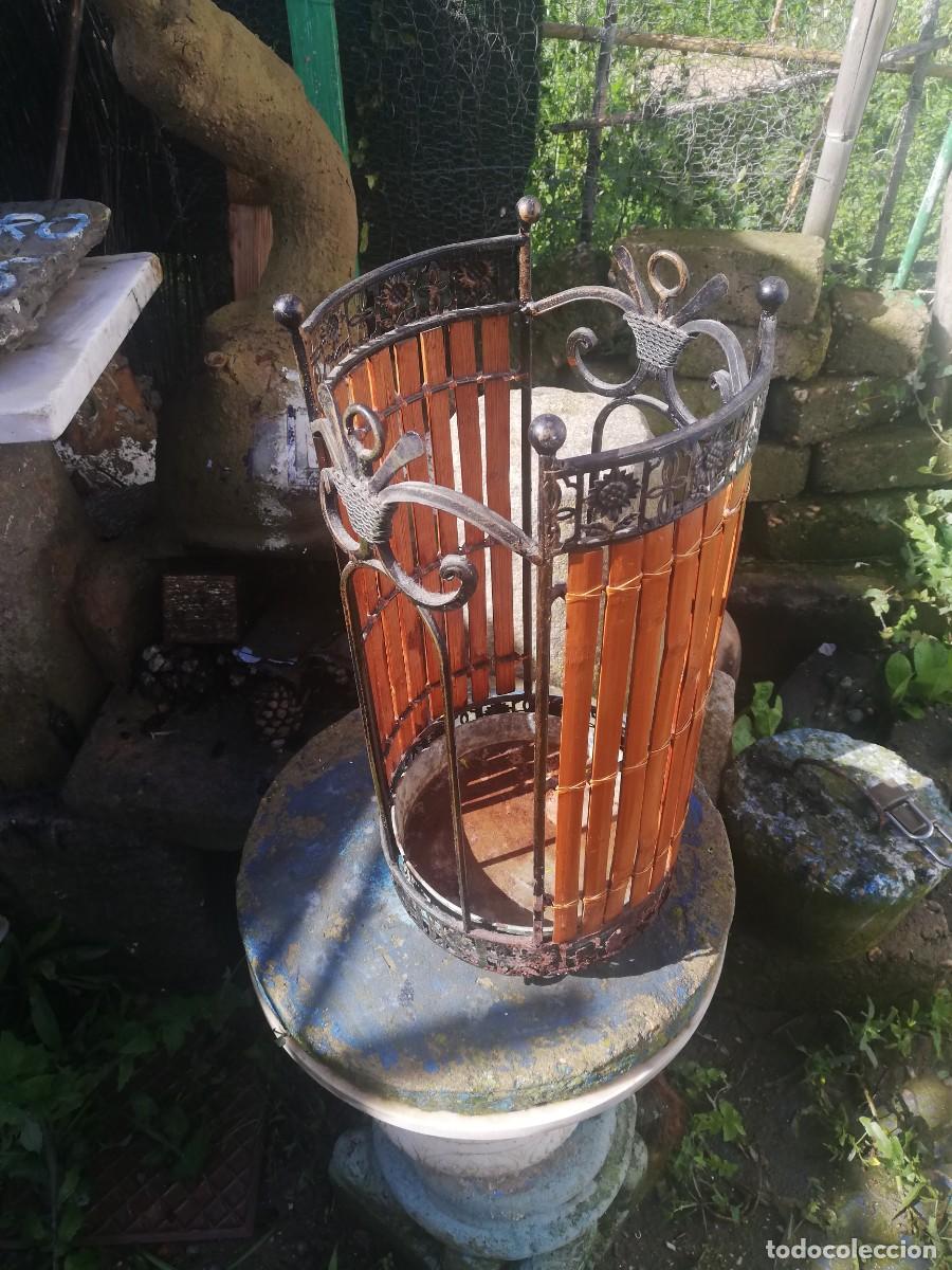 Antig&uuml;edades: Paraguero antiguo de forja con base de cinc - Foto 1