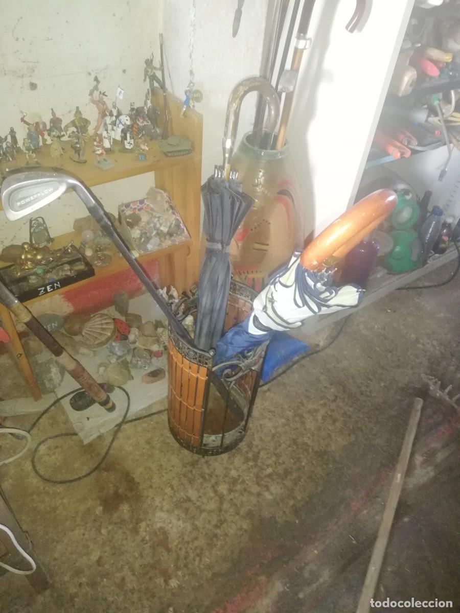 Antig&uuml;edades: Paraguero antiguo de forja con base de cinc - Foto 2