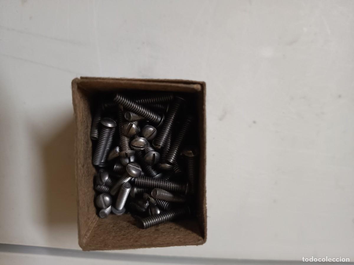 Antig&uuml;edades: Caja de tornillos 1/8 largo 15 - Foto 2