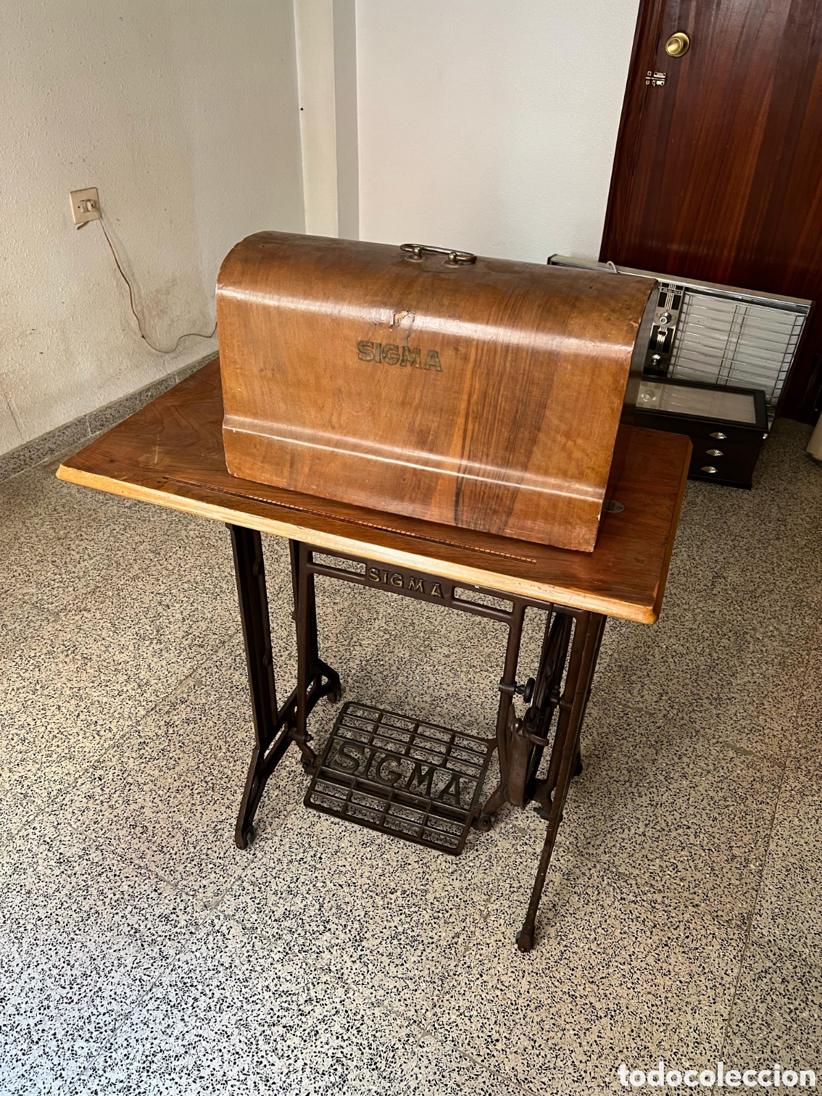 Antig&uuml;edades: Dos M&aacute;quinas de coser Sigma - Foto 1